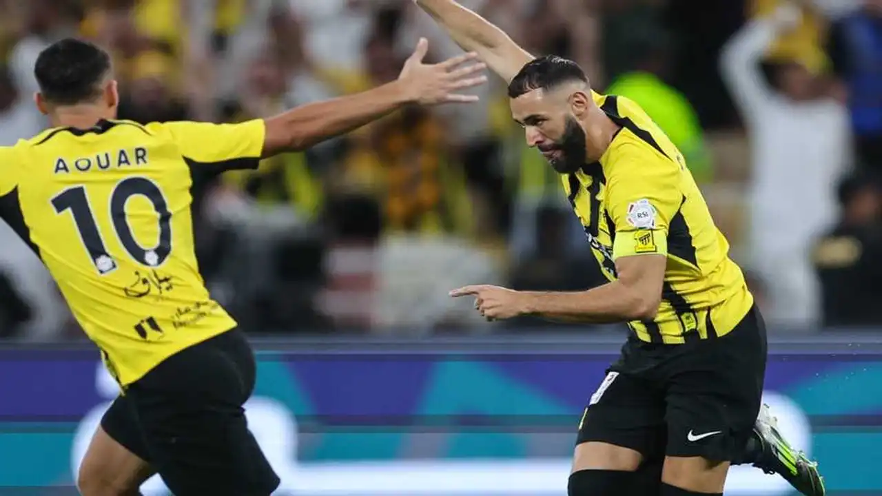 تصريحات حسام عوار.. حقيقة انتقال بنزيمة لنادي الهلال ومهمة مرتقبة مع الجزائر